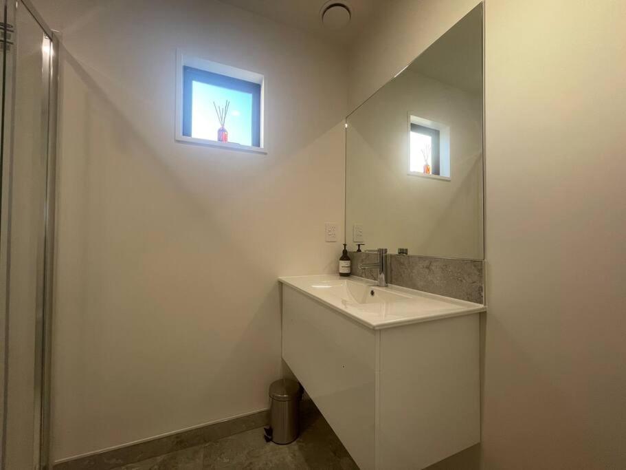 New And Serene Two Bedroom Townhouse Close To Cbd Apartment *