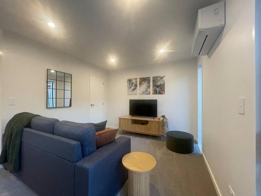 New And Serene Two Bedroom Townhouse Close To Cbd *