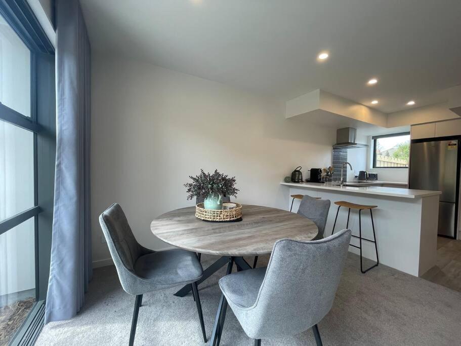 Apartment New And Serene Two Bedroom Townhouse Close To Cbd Christchurch
